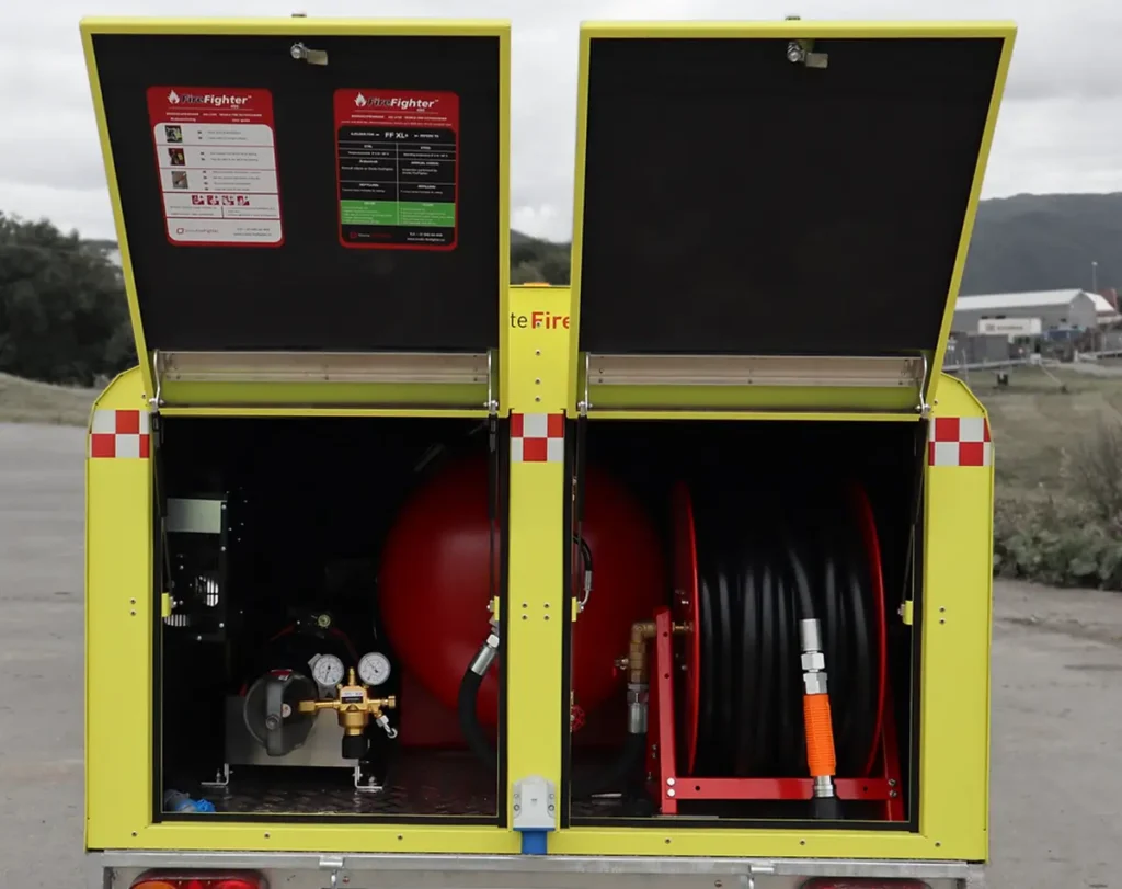 En brannbil utstyrt med Brann-beredskapshenger 480, med slanger i oppbevaringsrommet bak.