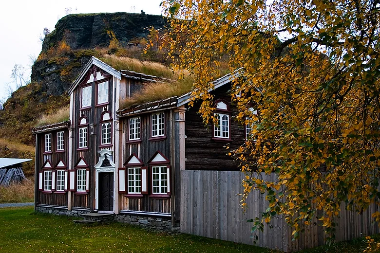 Et trehus med gresstak plassert på Sverresborg Trøndelag Folkemuseum.
